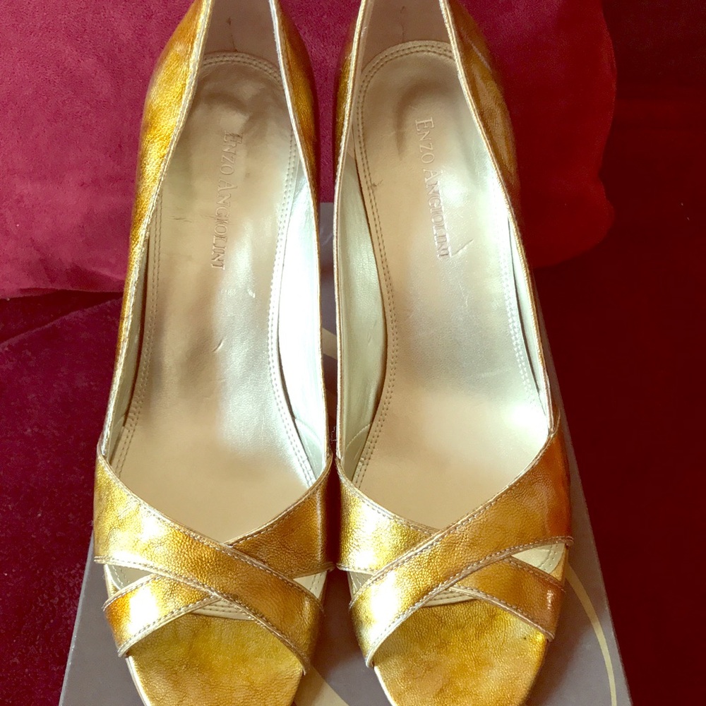 Enzo Anglioni gold peep toe pumps